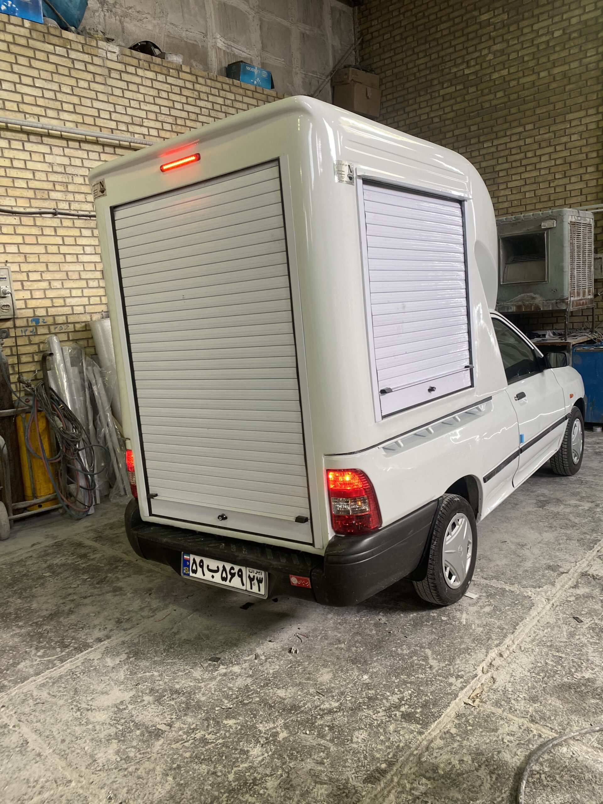 اتاق فایبرگلاس پراید ۱۵۱ وانت ارتفاع از لبه ۱۳۰ سانت از کف خودرو ۱۷۰ سانت درب عقب کرکره کابین فایبرگلاس نوروزی