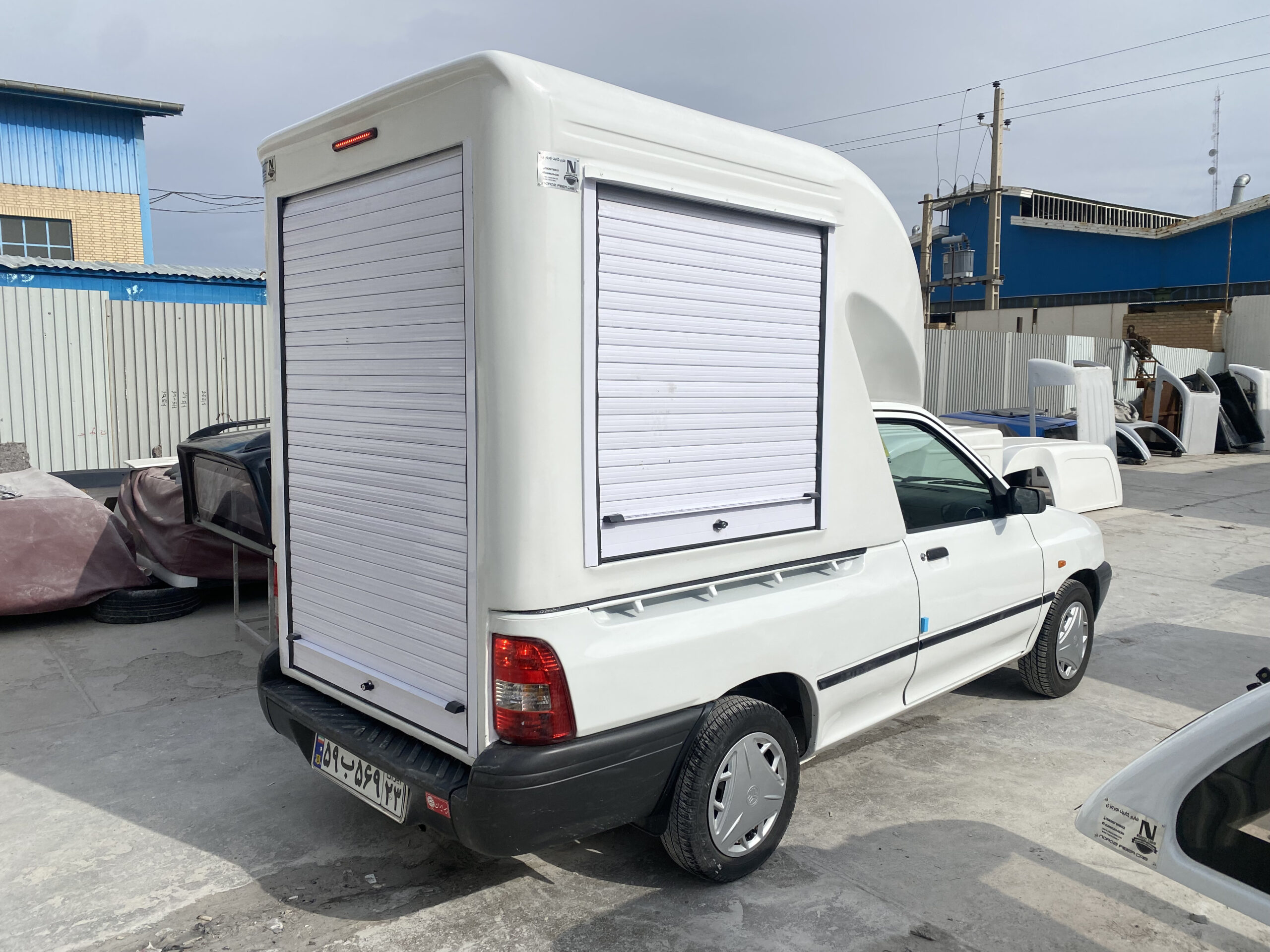 اتاق فایبرگلاس پراید ۱۵۱ وانت ارتفاع از لبه ۱۳۰ سانت از کف خودرو ۱۷۰ سانت درب عقب کرکره کابین فایبرگلاس نوروزی